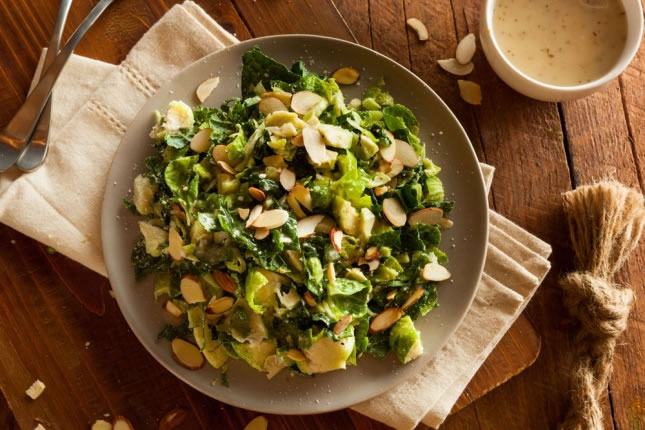 Kale con salsa de soja y almendras
